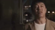路人小姐姐哄男人睡觉,小姐姐哄男友入梦的温馨瞬间