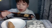 大头和小姐姐吃汤圆,大头与小姐姐的甜蜜汤圆时光