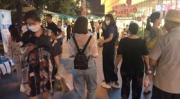 小姐姐做地摊生意图片,小姐姐的创意摆摊生活剪影