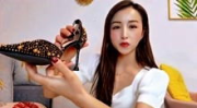 小姐姐试穿夹脚凉鞋,小姐姐试穿夹脚凉鞋，展现时尚魅力
